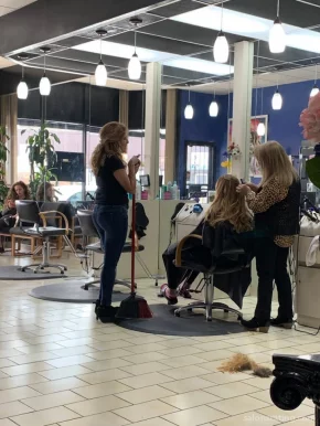 Hair Circle Beauty Salon, Chicago - Photo 3
