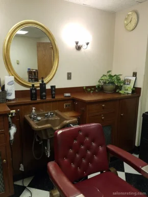 Golden Razor Barber Salon, Detroit - Photo 2