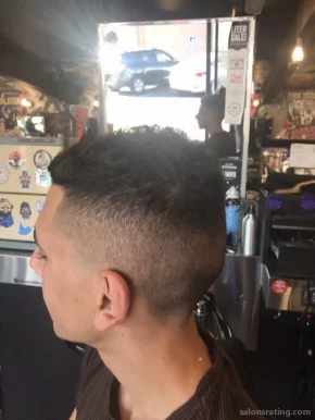 Village barber, Los Angeles - Photo 2