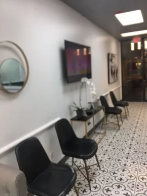 Canal Place Barber & Nail Salon, New Orleans - Photo 8