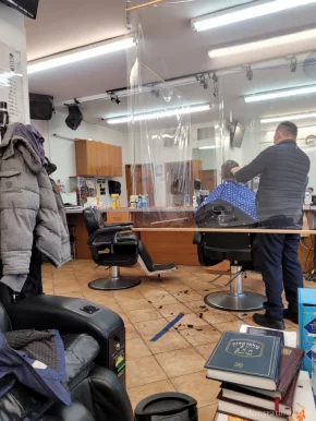 Ben's Cuts Barber Shop, New York City - Photo 3